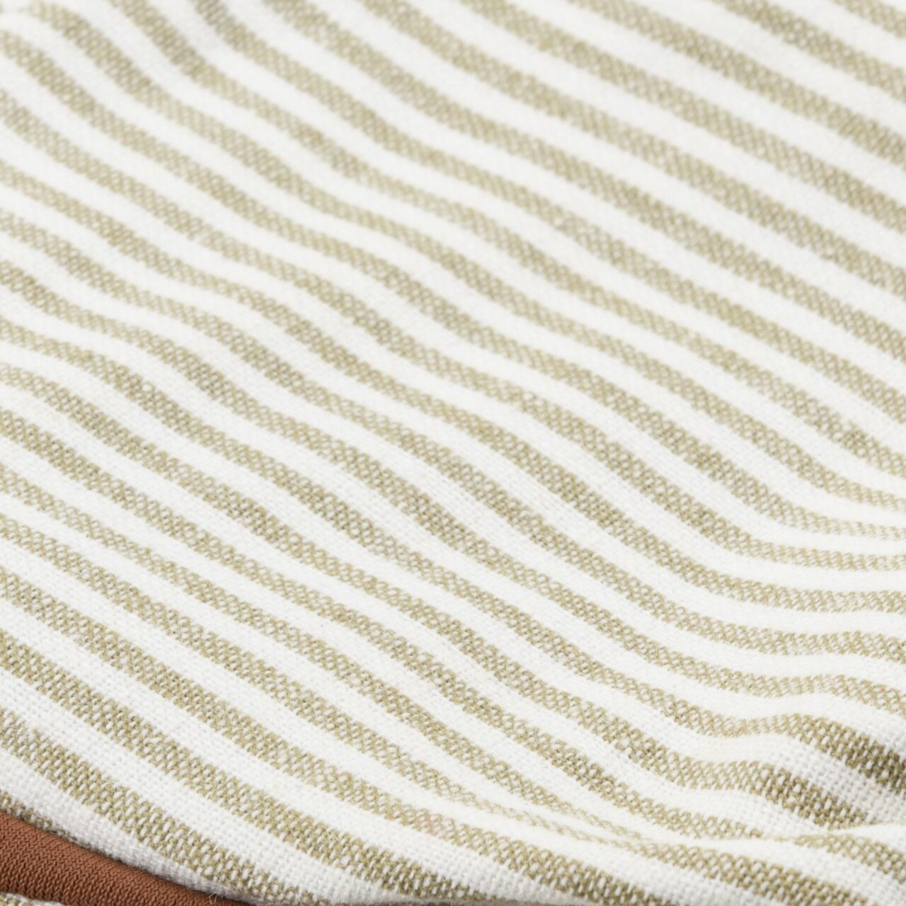 Die olivgrünen Streifen der Gartenhandschuhe