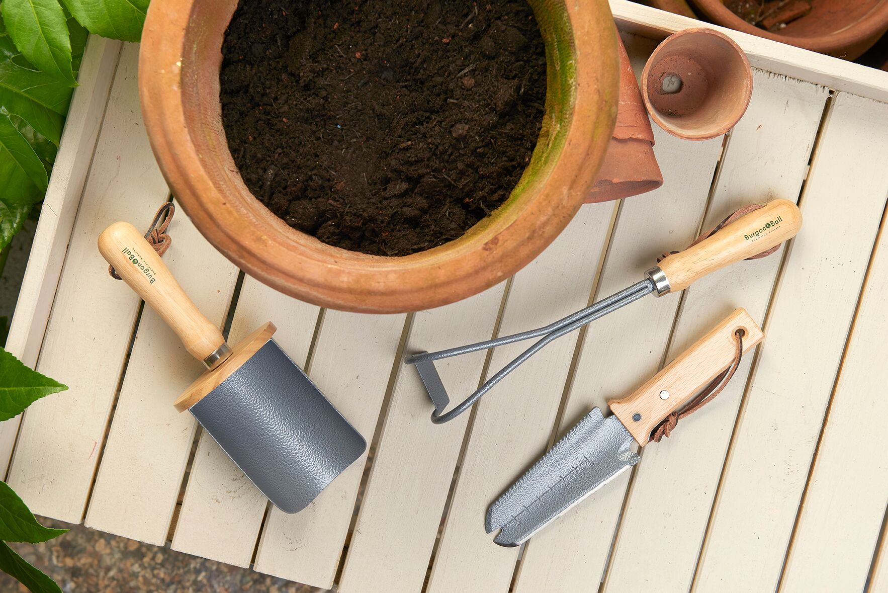 Die Gartenwerkzeuge für Pflanzkübel von Burgon & Ball