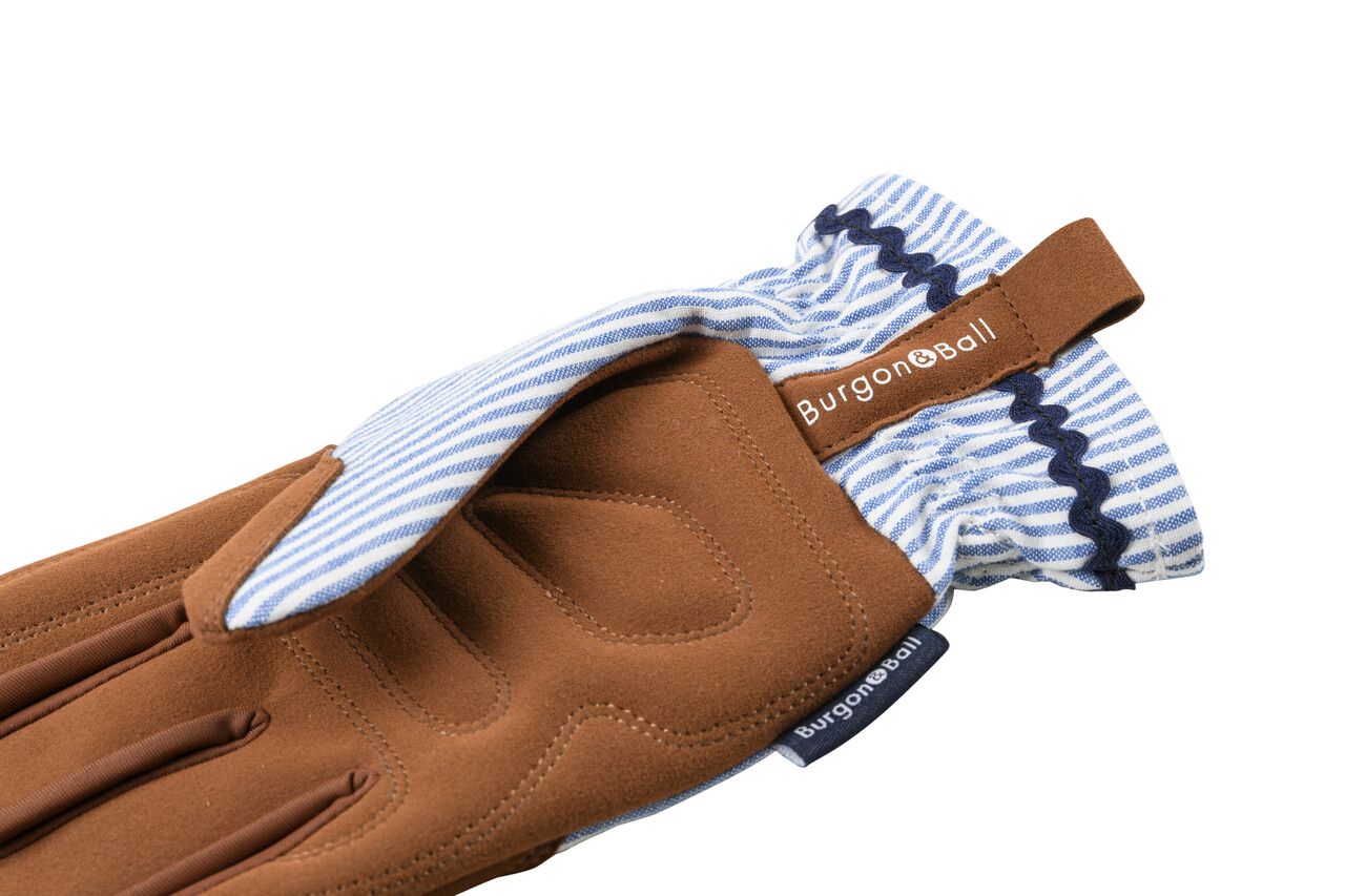 Die Handfläche der blau gestreiften Gartenhandschuhe