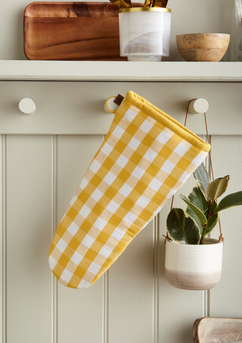 Ofenhandschuh: 'Gingham Yellow' von Ulster Weavers - Hängetopf: siehe Hängetopf Ripple von Burgon & Ball